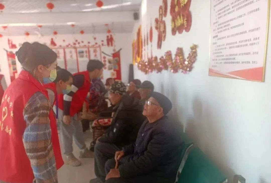 best365体育官网登录入口‖青年志愿者协会‖志愿敬老行，关爱传真情