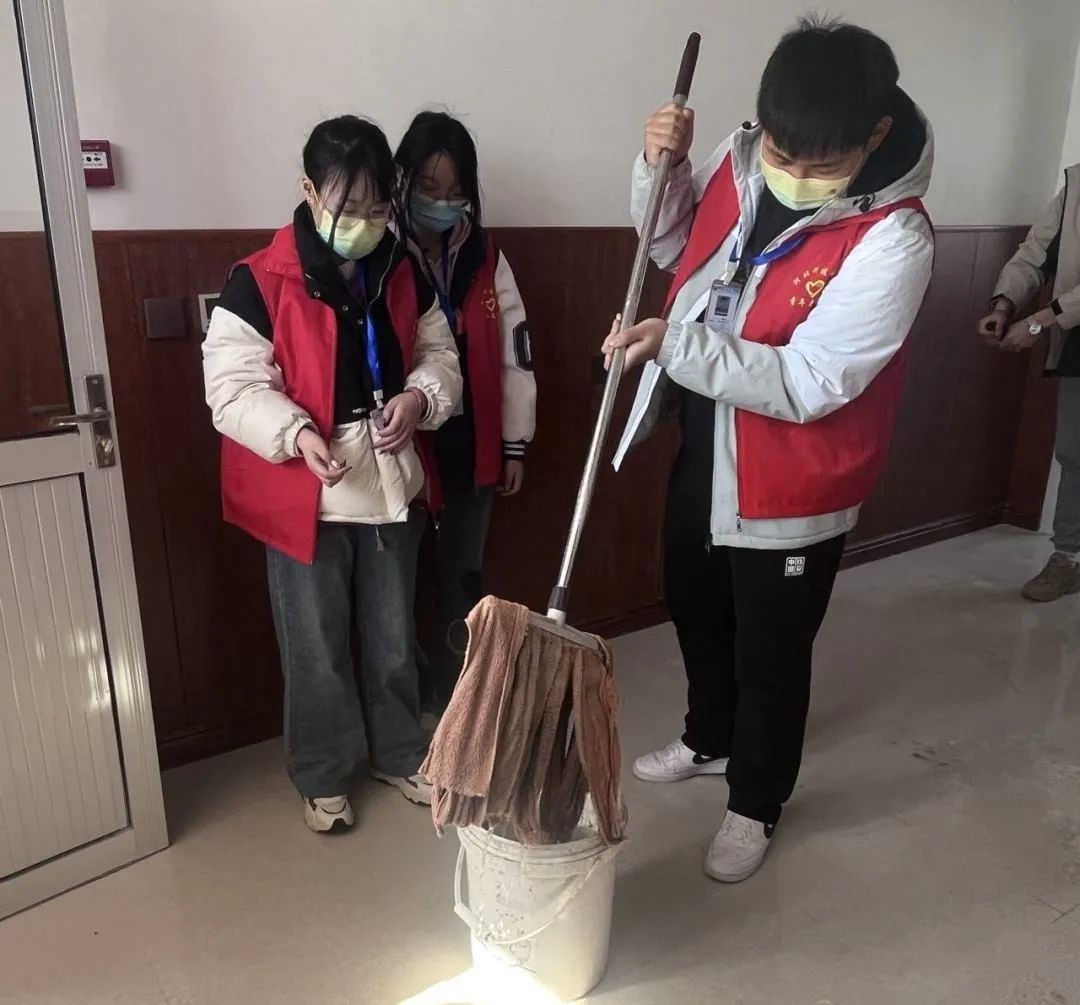 best365体育官网登录入口‖青年志愿者协会‖志愿敬老行，关爱传真情