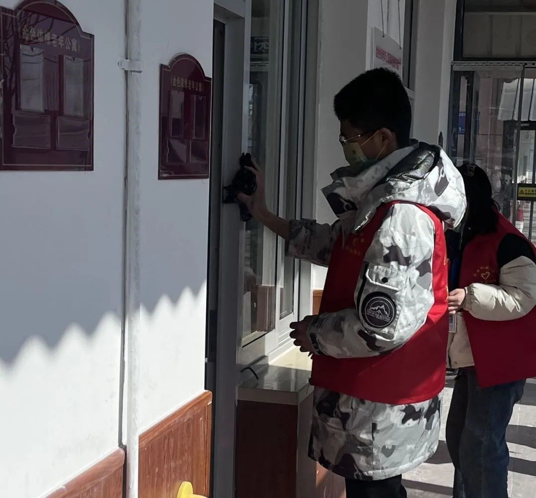 best365体育官网登录入口‖青年志愿者协会‖志愿敬老行，关爱传真情