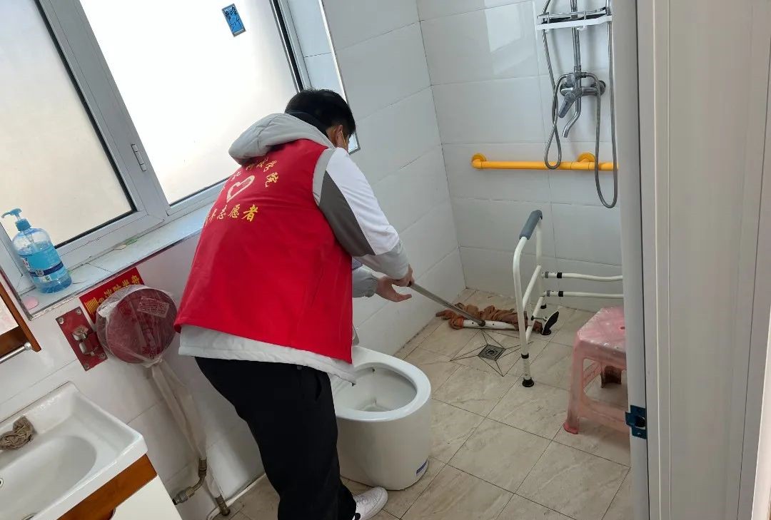 best365体育官网登录入口‖青年志愿者协会‖志愿敬老行，关爱传真情
