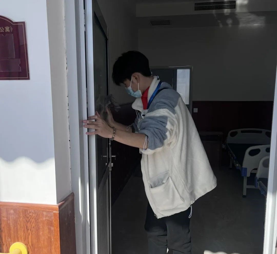 best365体育官网登录入口‖青年志愿者协会‖志愿敬老行，关爱传真情