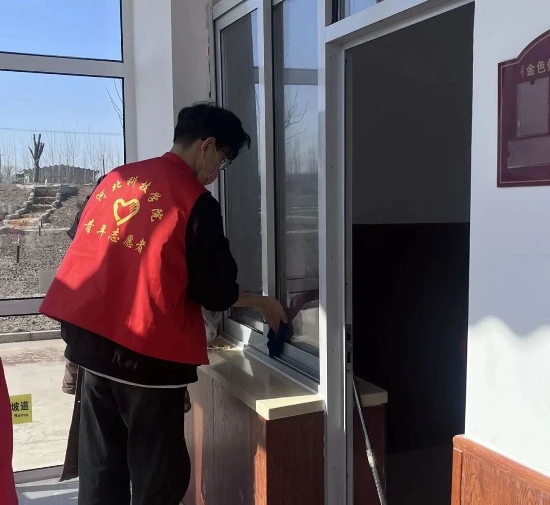 best365体育官网登录入口‖青年志愿者协会‖志愿敬老行，关爱传真情