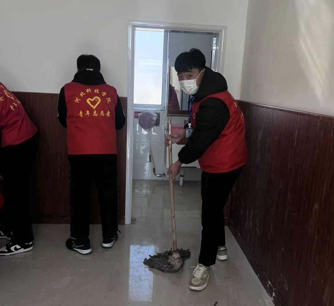 best365体育官网登录入口‖青年志愿者协会‖志愿敬老行，关爱传真情