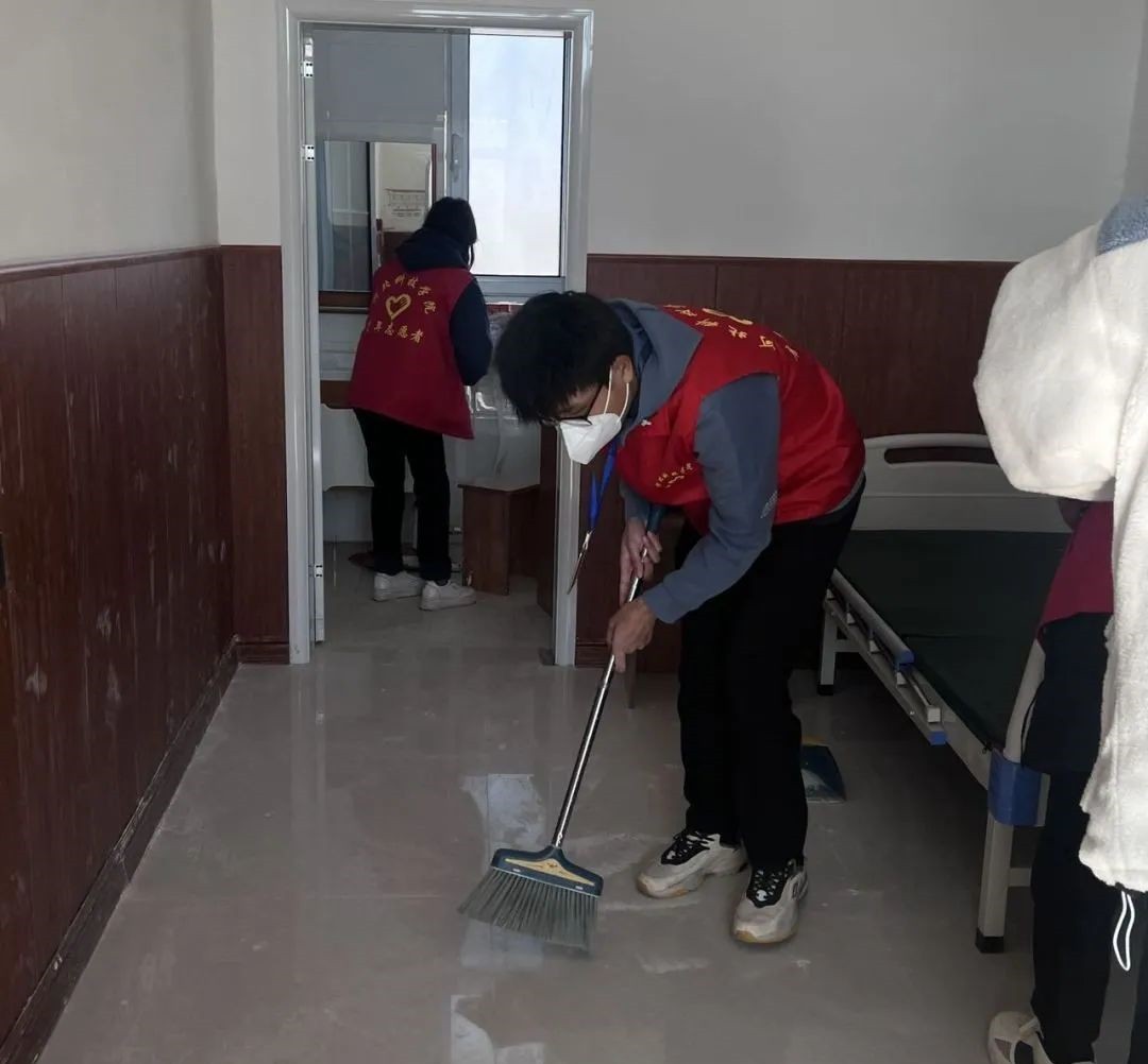best365体育官网登录入口‖青年志愿者协会‖志愿敬老行，关爱传真情