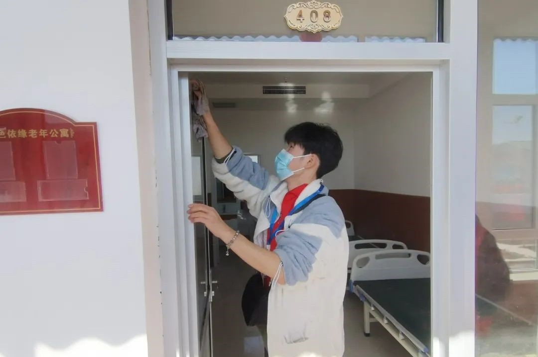 best365体育官网登录入口‖青年志愿者协会‖志愿敬老行，关爱传真情