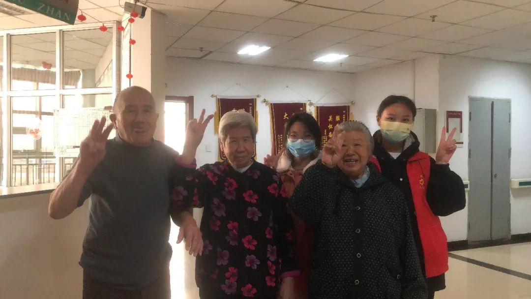 微微寸草心，浓浓敬老情
