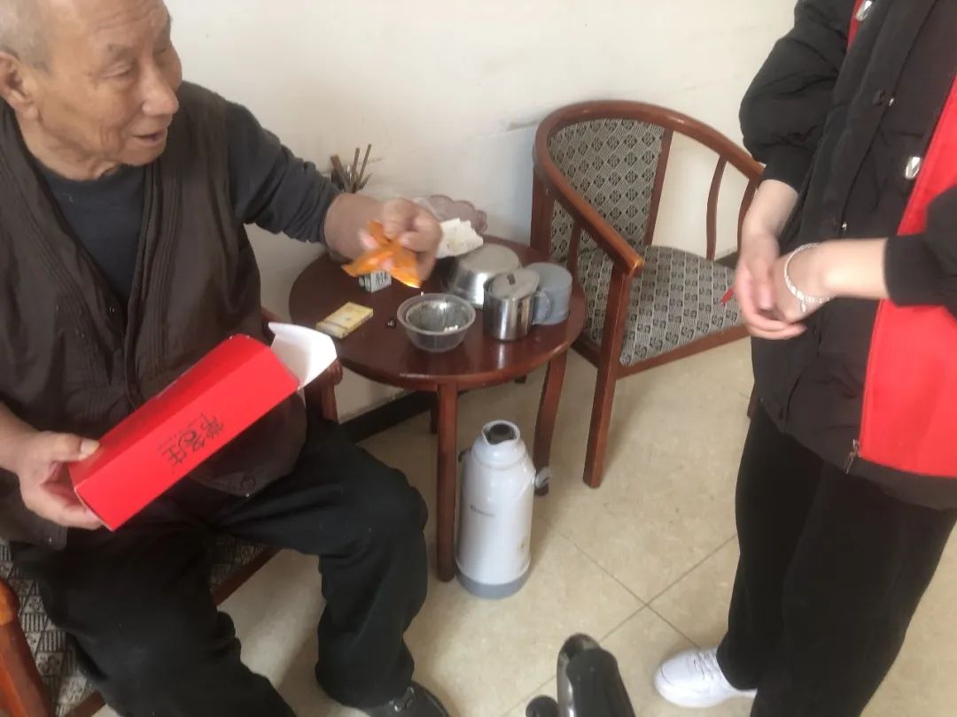 微微寸草心，浓浓敬老情