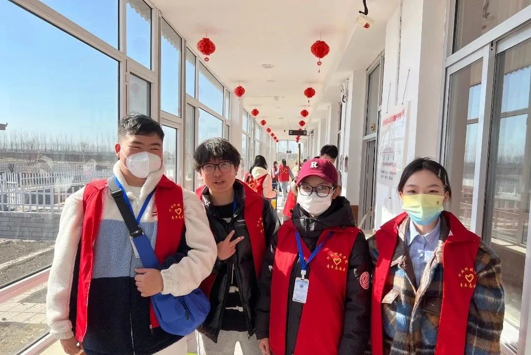 best365体育官网登录入口‖青年志愿者协会‖志愿敬老行，关爱传真情
