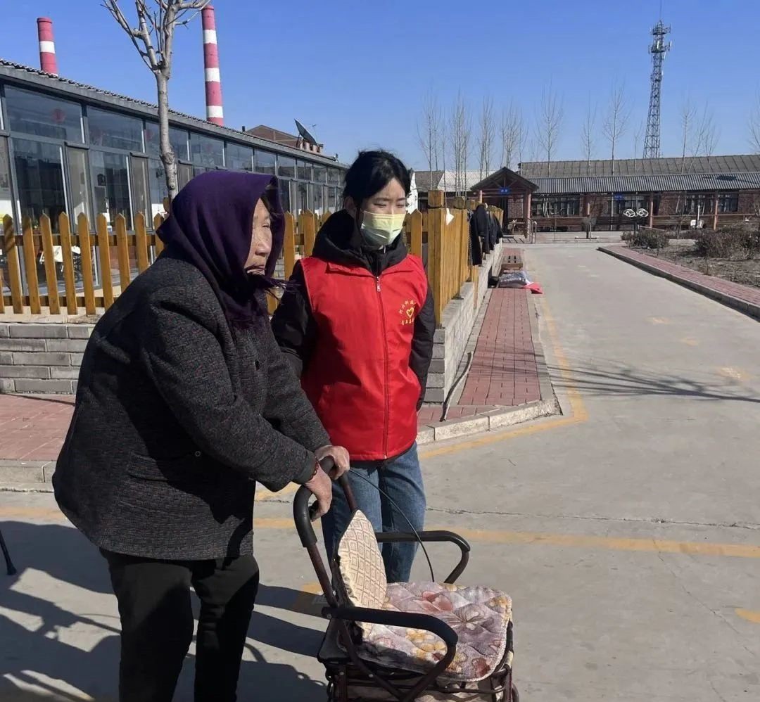best365体育官网登录入口‖青年志愿者协会‖志愿敬老行，关爱传真情