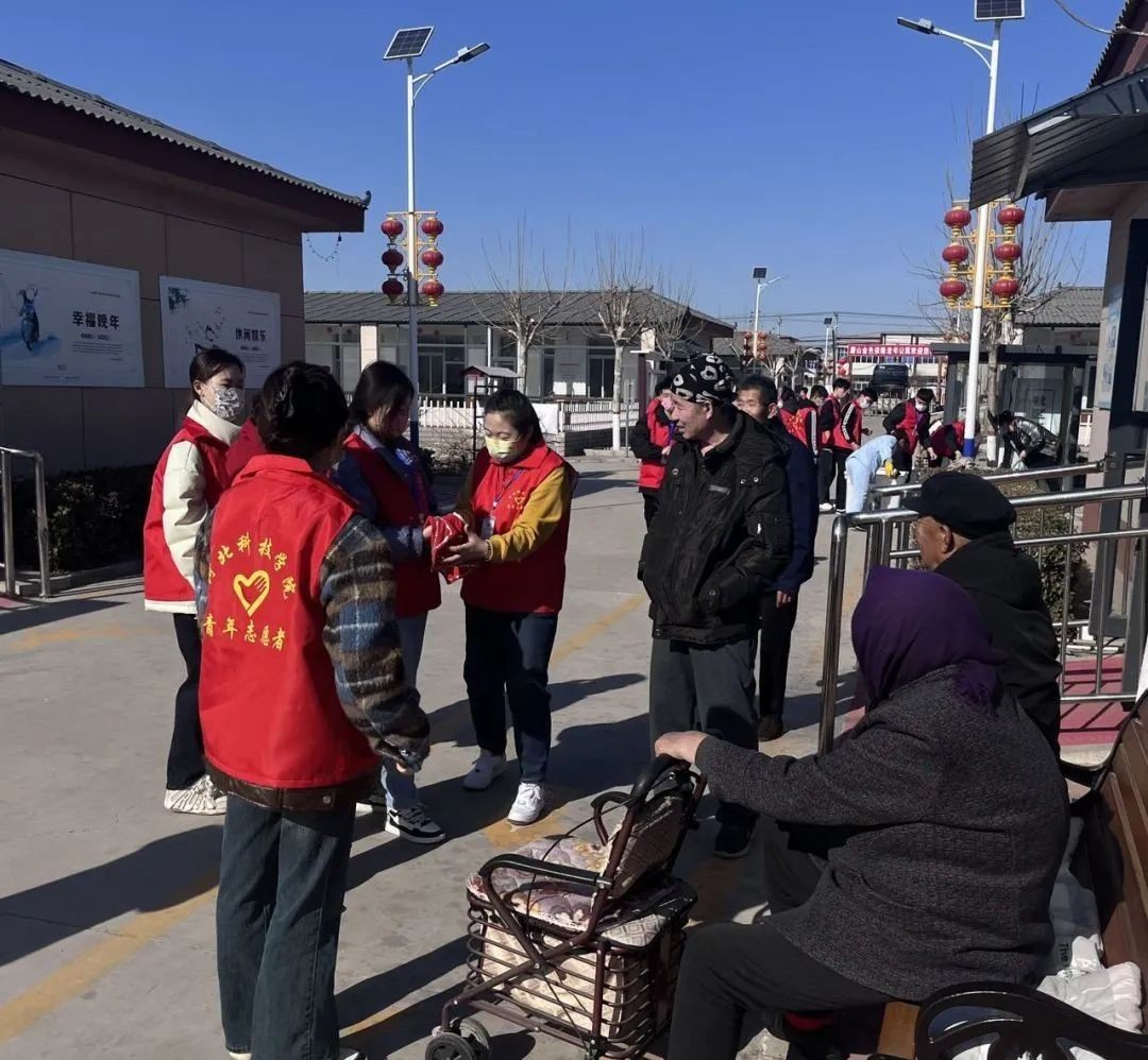 best365体育官网登录入口‖青年志愿者协会‖志愿敬老行，关爱传真情