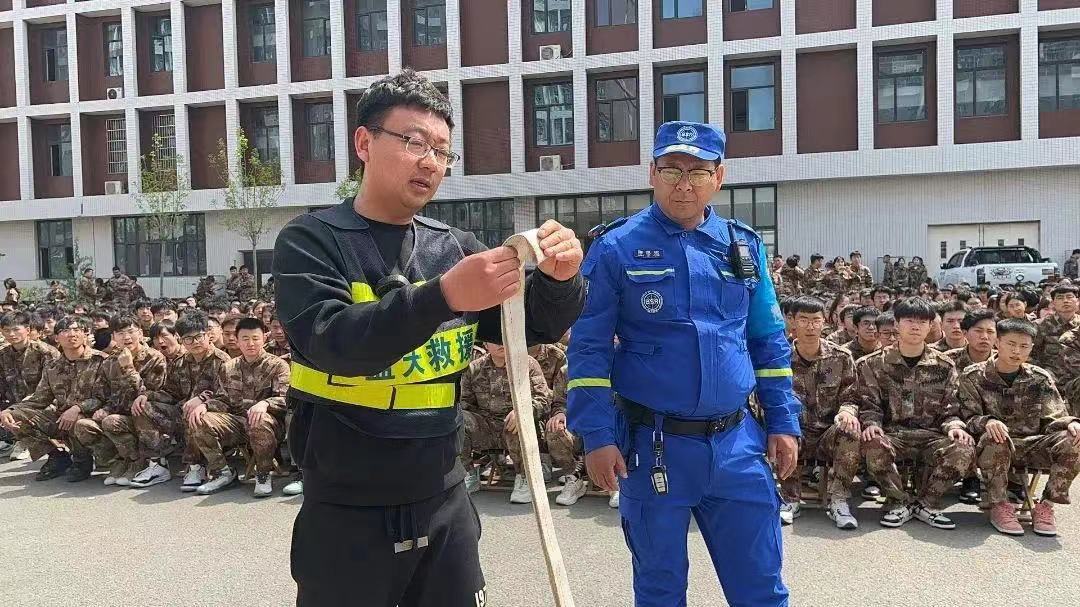 best365体育官网登录入口携手乐亭县蓝天救援队开展消防安全知识讲座暨消防逃生应急演练