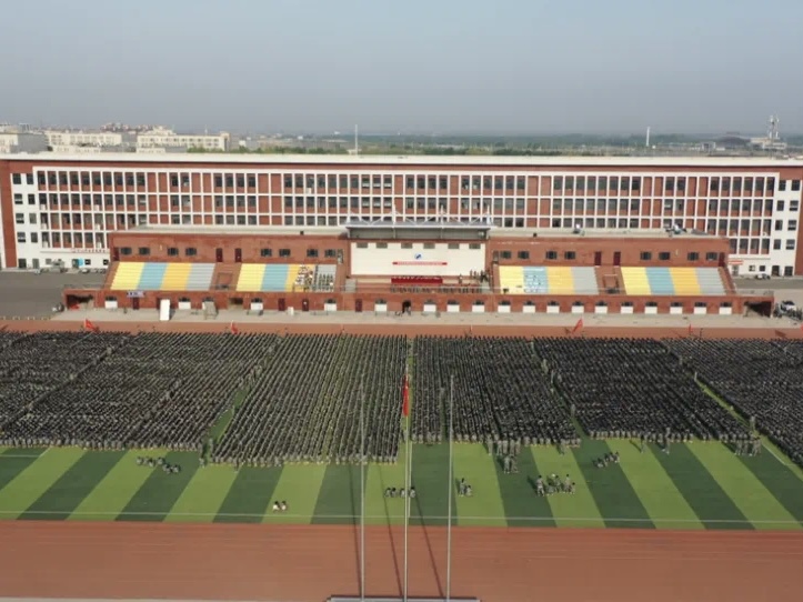 best365体育官网登录入口隆重举行爱国主义教育大型升国旗仪式