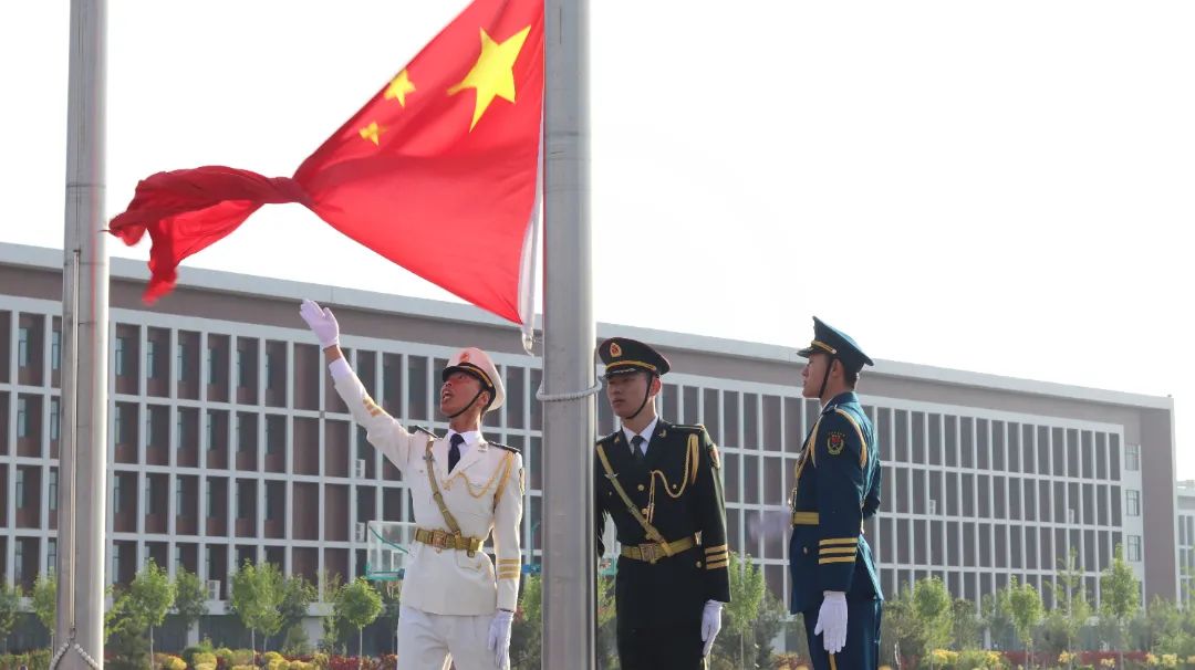 best365体育官网登录入口隆重举行爱国主义教育大型升国旗仪式