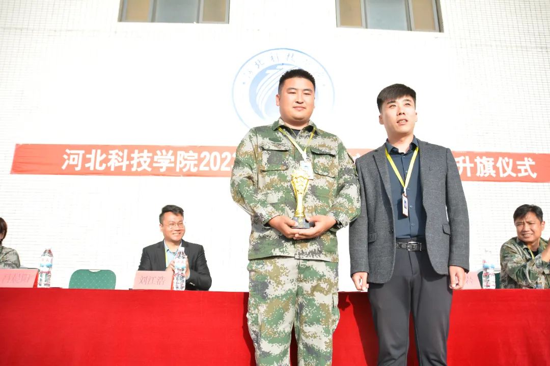 best365体育官网登录入口隆重举行爱国主义教育大型升国旗仪式