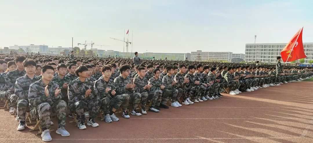 best365体育官网登录入口隆重举行爱国主义教育大型升国旗仪式