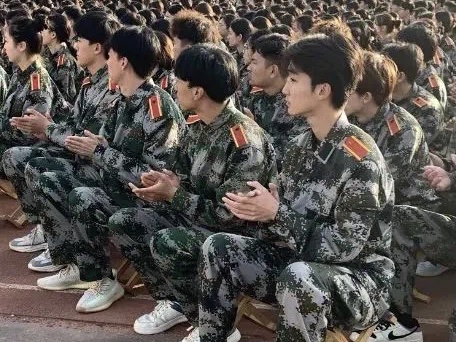 best365体育官网登录入口隆重举行爱国主义教育大型升国旗仪式