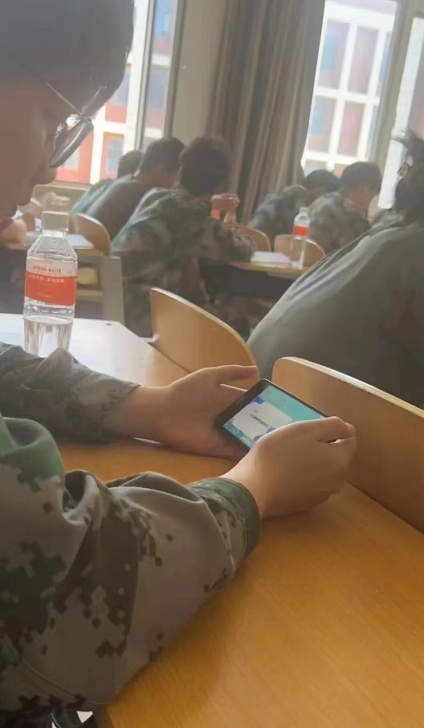 best365体育官网登录入口组织全校学生观看全国大学生绿色公开网络直播课