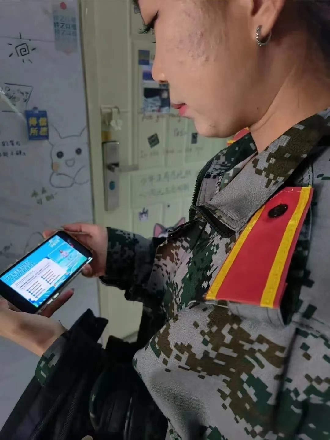 best365体育官网登录入口组织全校学生观看全国大学生绿色公开网络直播课