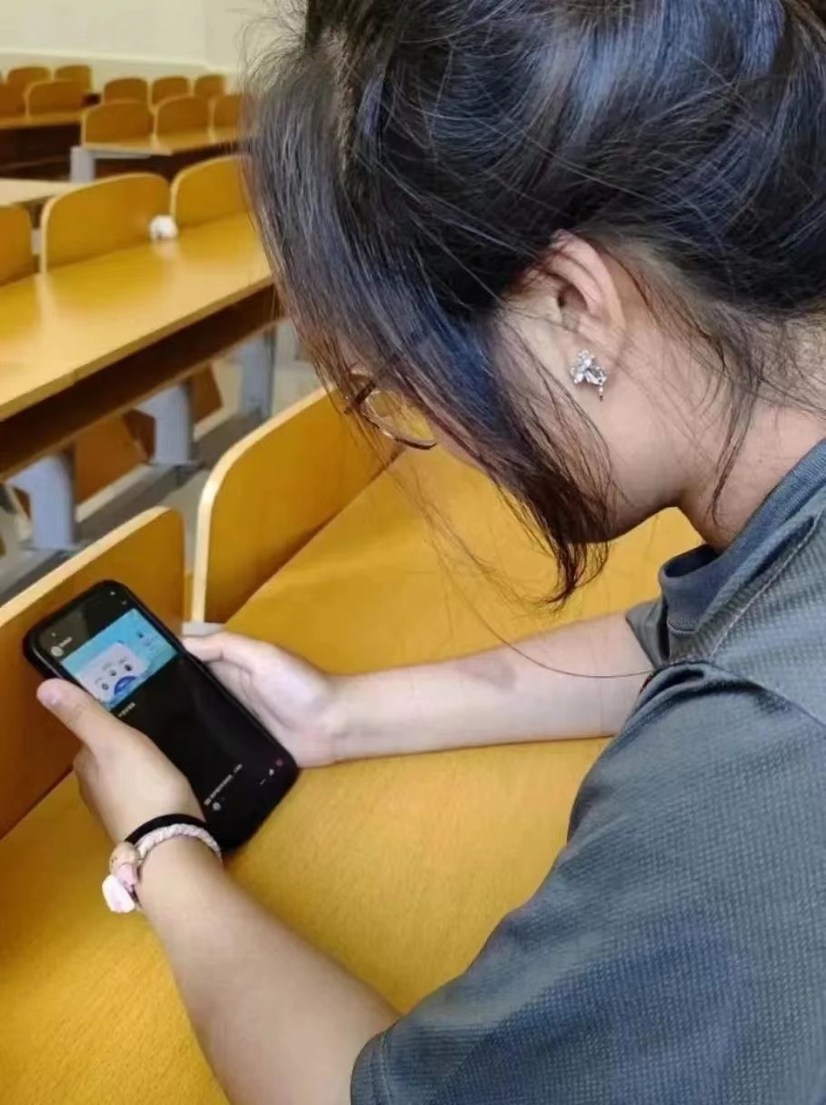 best365体育官网登录入口组织全校学生观看全国大学生绿色公开网络直播课
