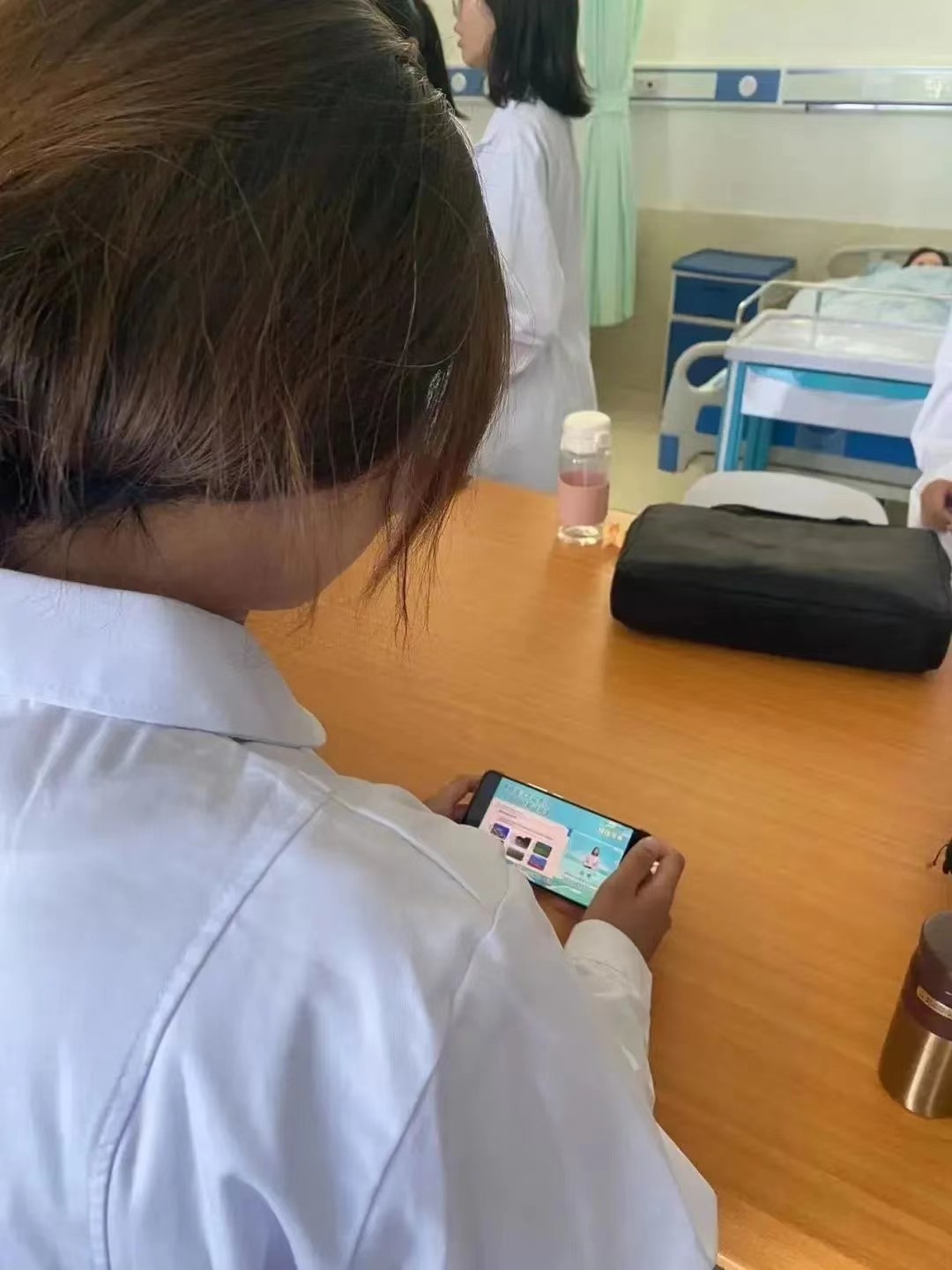 best365体育官网登录入口组织全校学生观看全国大学生绿色公开网络直播课