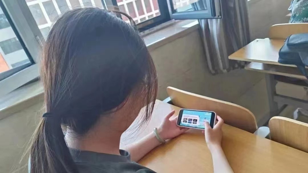 best365体育官网登录入口组织全校学生观看全国大学生绿色公开网络直播课