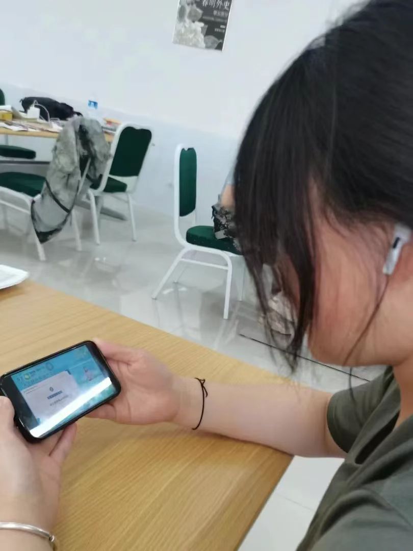 best365体育官网登录入口组织全校学生观看全国大学生绿色公开网络直播课