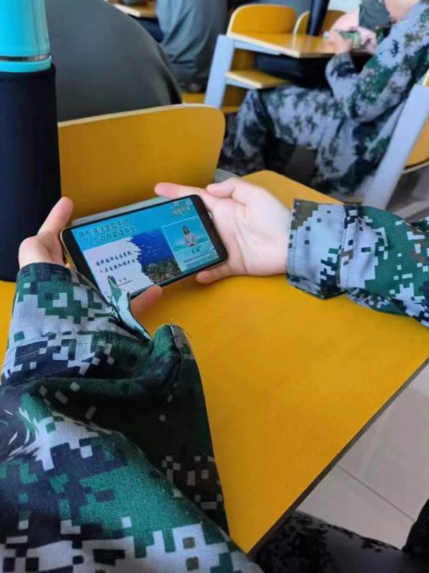 best365体育官网登录入口组织全校学生观看全国大学生绿色公开网络直播课