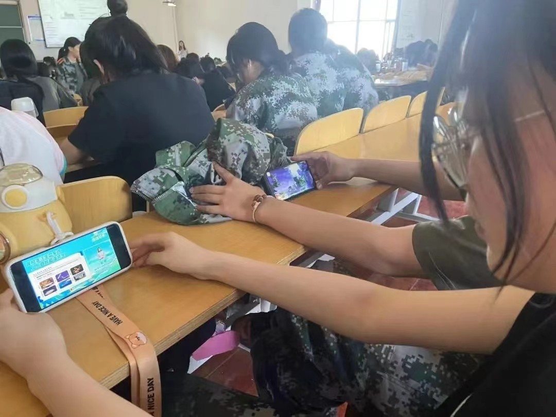 best365体育官网登录入口组织全校学生观看全国大学生绿色公开网络直播课
