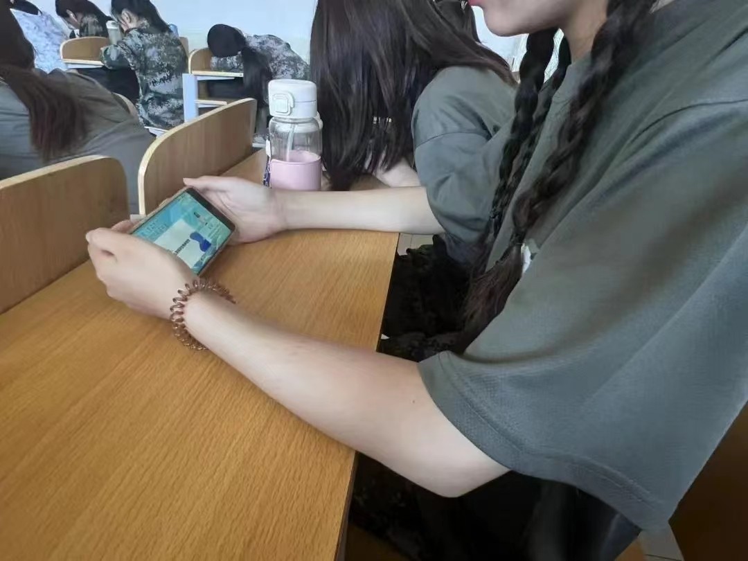 best365体育官网登录入口组织全校学生观看全国大学生绿色公开网络直播课