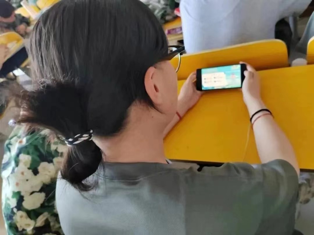 best365体育官网登录入口组织全校学生观看全国大学生绿色公开网络直播课