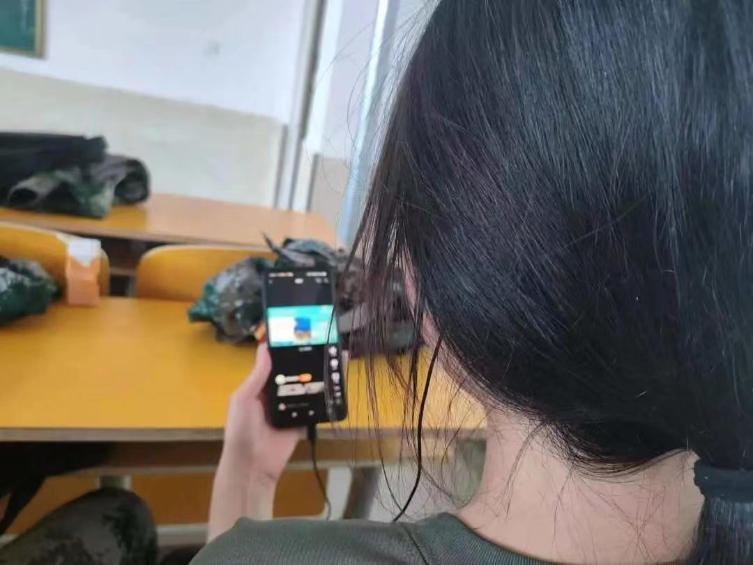 best365体育官网登录入口组织全校学生观看全国大学生绿色公开网络直播课