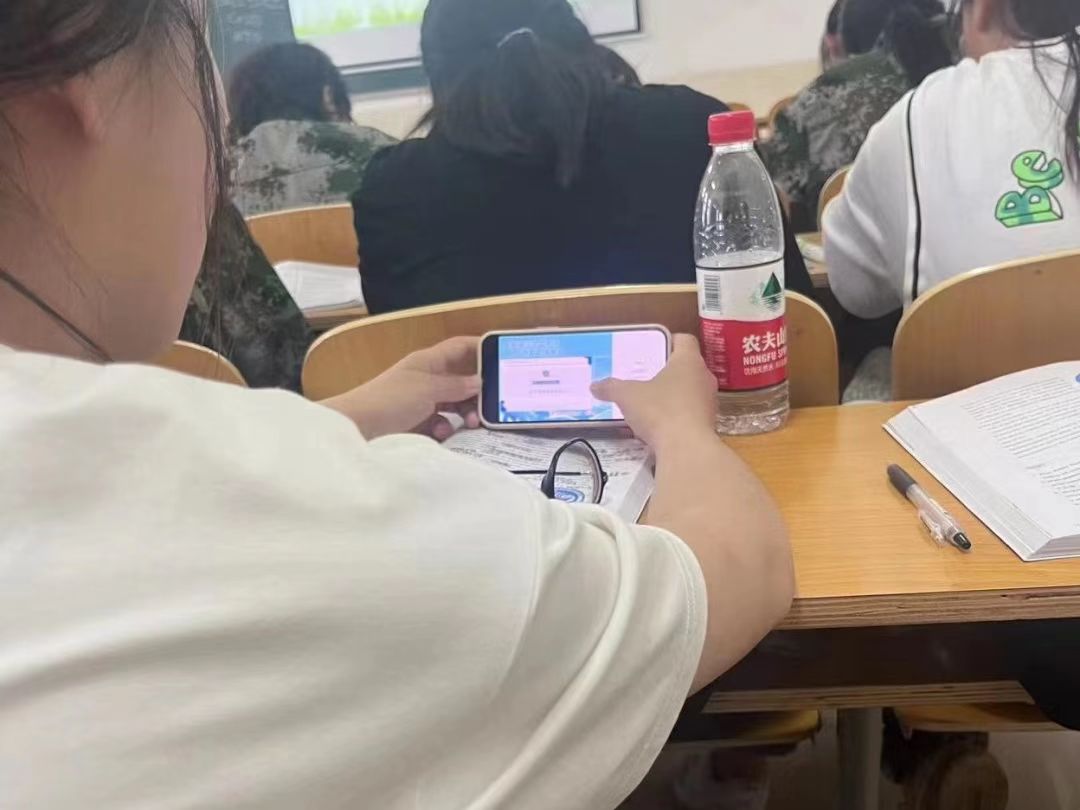 best365体育官网登录入口组织全校学生观看全国大学生绿色公开网络直播课