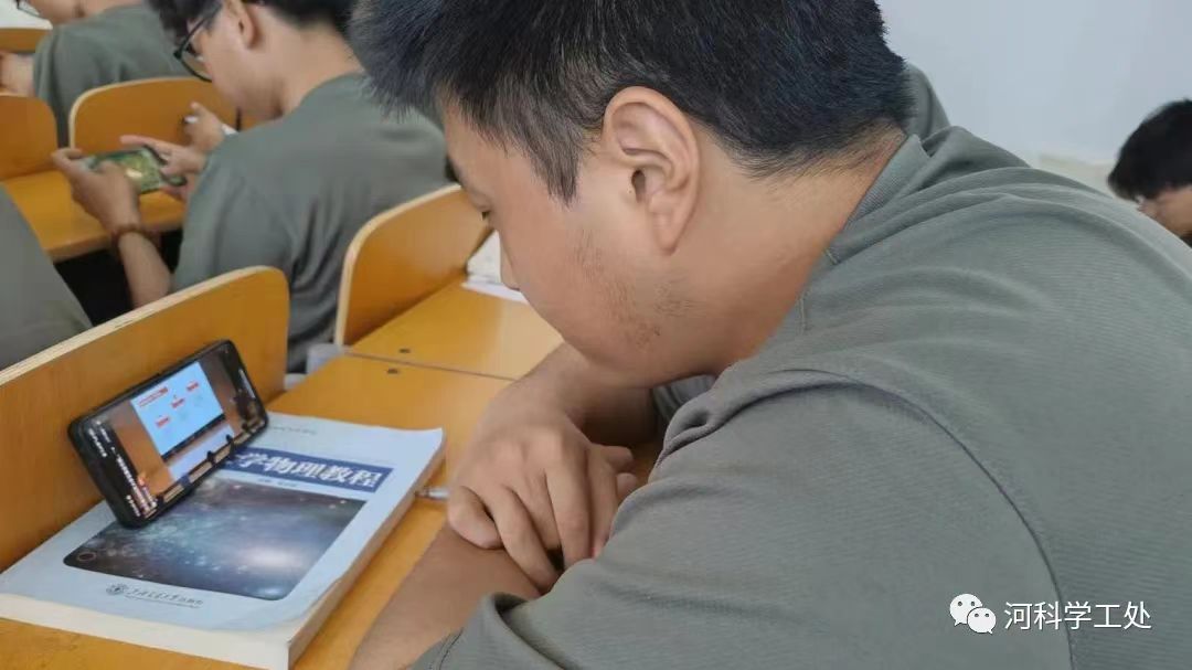 best365体育官网登录入口组织全校学生观看大学生就业引航计划省级示范宣讲直播课