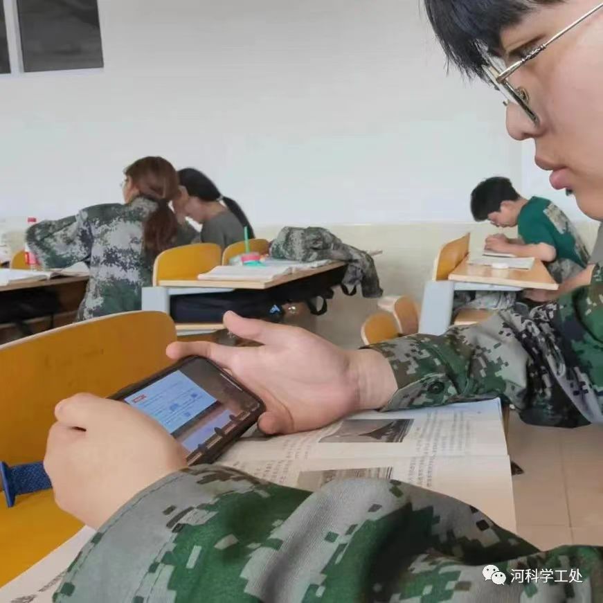best365体育官网登录入口组织全校学生观看大学生就业引航计划省级示范宣讲直播课