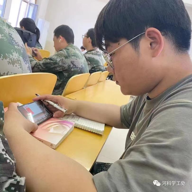 best365体育官网登录入口组织全校学生观看大学生就业引航计划省级示范宣讲直播课