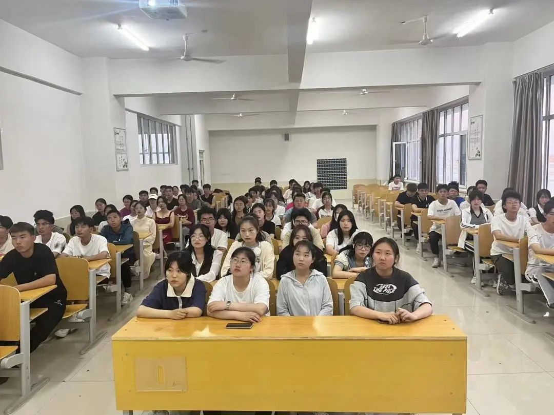 best365体育官网登录入口组织全体同学观看2023年大学生“返家乡”“三下乡”社会实践安全教育直播讲座