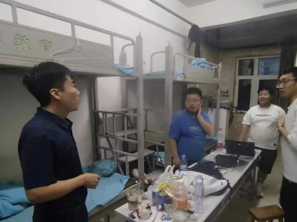 best365体育官网登录入口校领导深入学生宿舍走访看望2023届毕业生 第 1 张