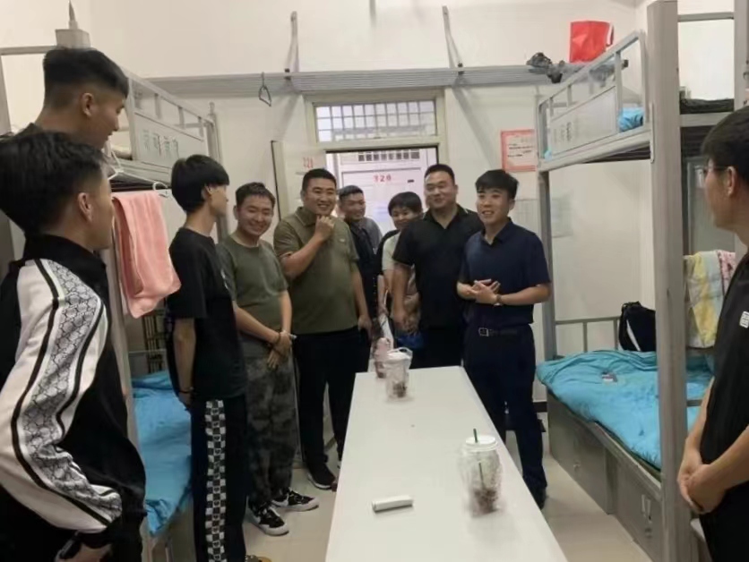 best365体育官网登录入口校领导深入学生宿舍走访看望2023届毕业生 第 4 张