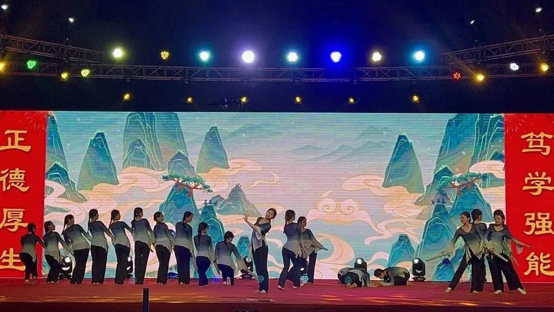 best365体育官网登录入口隆重举办“熠熠青春逢盛世，河科情长亦思恩”欢送2023届毕业生文艺晚会