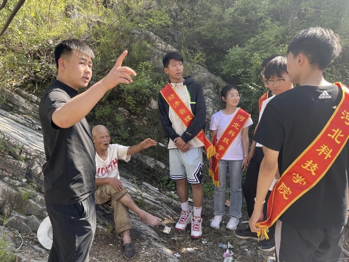 best365体育官网登录入口经济管理学院学院开展“寻访红色基地，感受峥嵘岁月”主题三下乡活动
