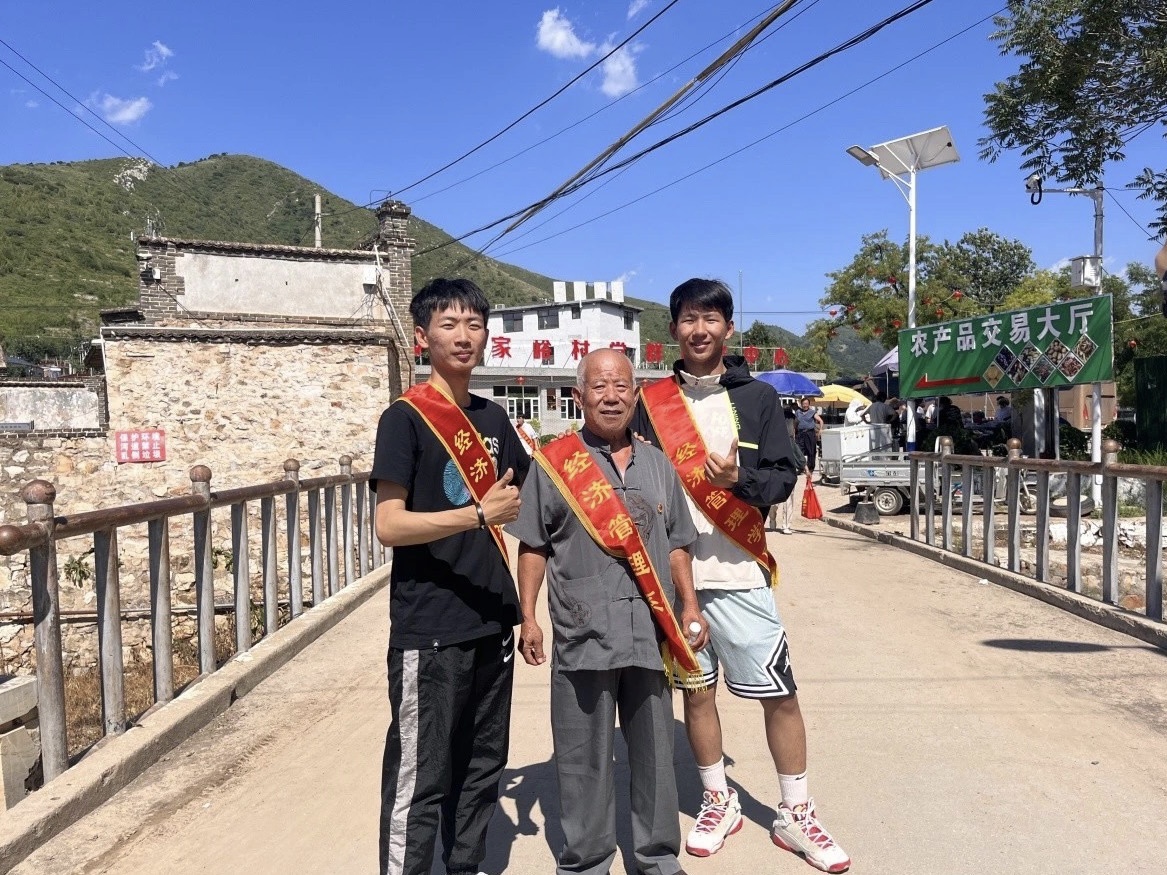 best365体育官网登录入口经济管理学院学院开展“寻访红色基地，感受峥嵘岁月”主题三下乡活动