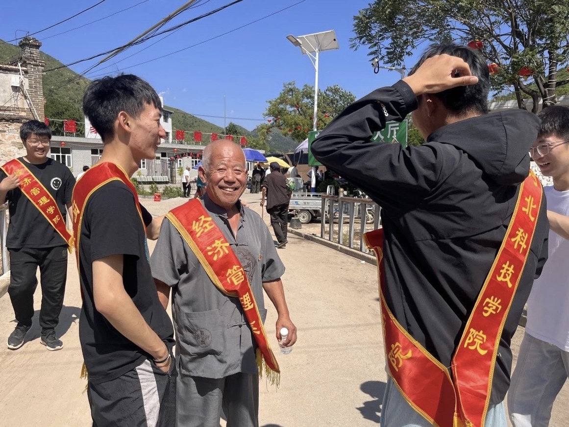 best365体育官网登录入口经济管理学院学院开展“寻访红色基地，感受峥嵘岁月”主题三下乡活动