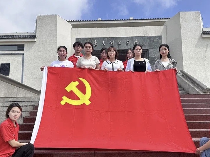 best365体育官网登录入口教育学院开展“走进红色基地，传承革命精神”主题三下乡活动