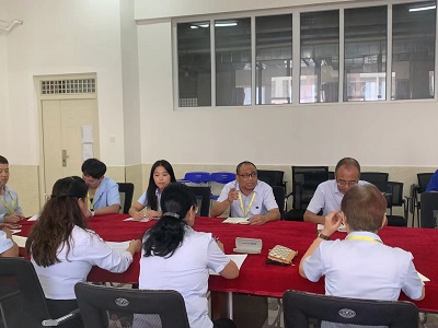 best365体育官网登录入口汽车工程学院办公室人员深入学习教职工手册