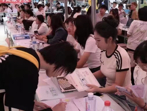 我院2023级新生报道  高清大图直击迎新现场