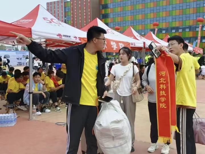 我院2023级新生报道  高清大图直击迎新现场