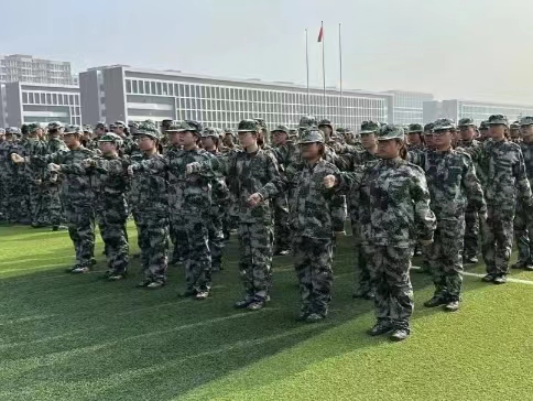best365体育官网登录入口军训特辑  淬炼青春树壮志 雏鹰振羽待时飞