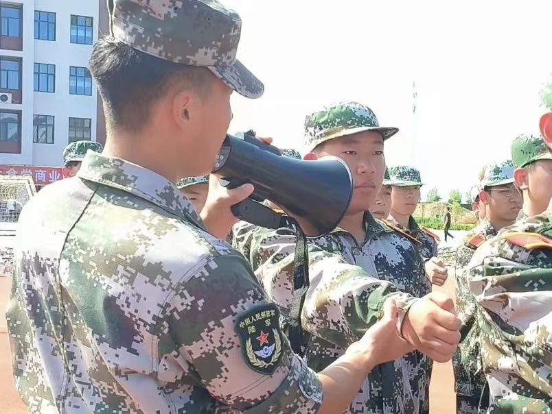 best365体育官网登录入口军训特辑  淬炼青春树壮志 雏鹰振羽待时飞