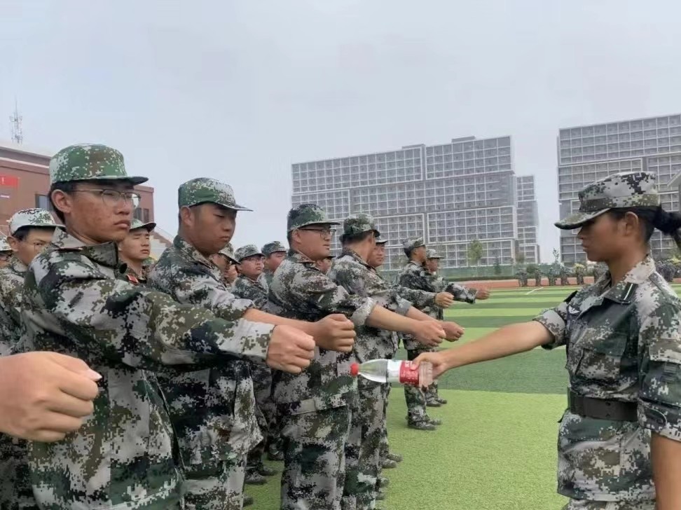 best365体育官网登录入口军训特辑 暮秋塑戎装  军训正当时