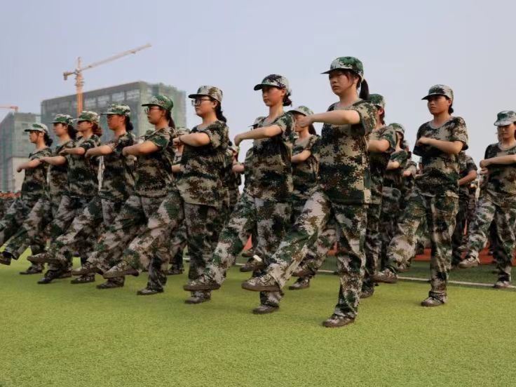 best365体育官网登录入口军训特辑 暮秋塑戎装  军训正当时